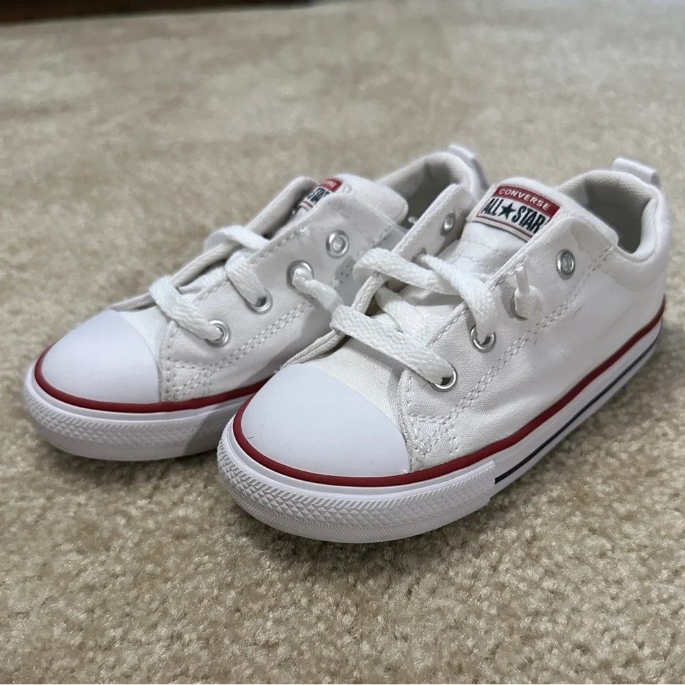 Converse Toddler Size 10 Low-Top Chucks - Picture 1 of 5